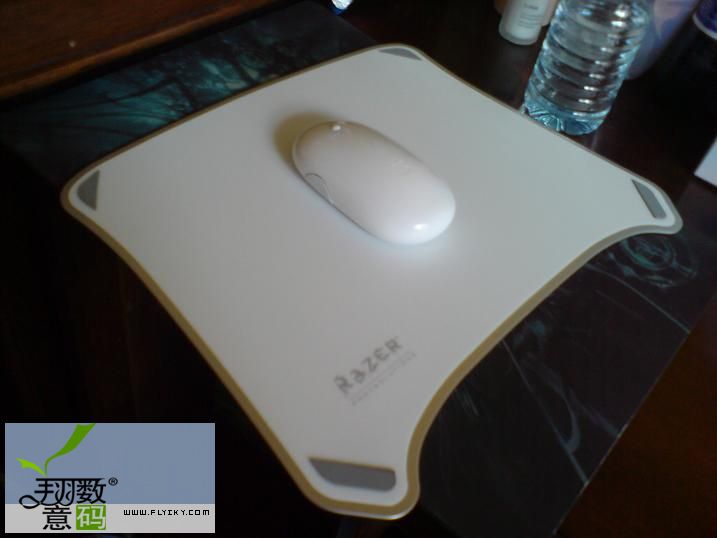 Apple wireless Mighty Mouse和Razer Pro Pad蛮配的 呵呵